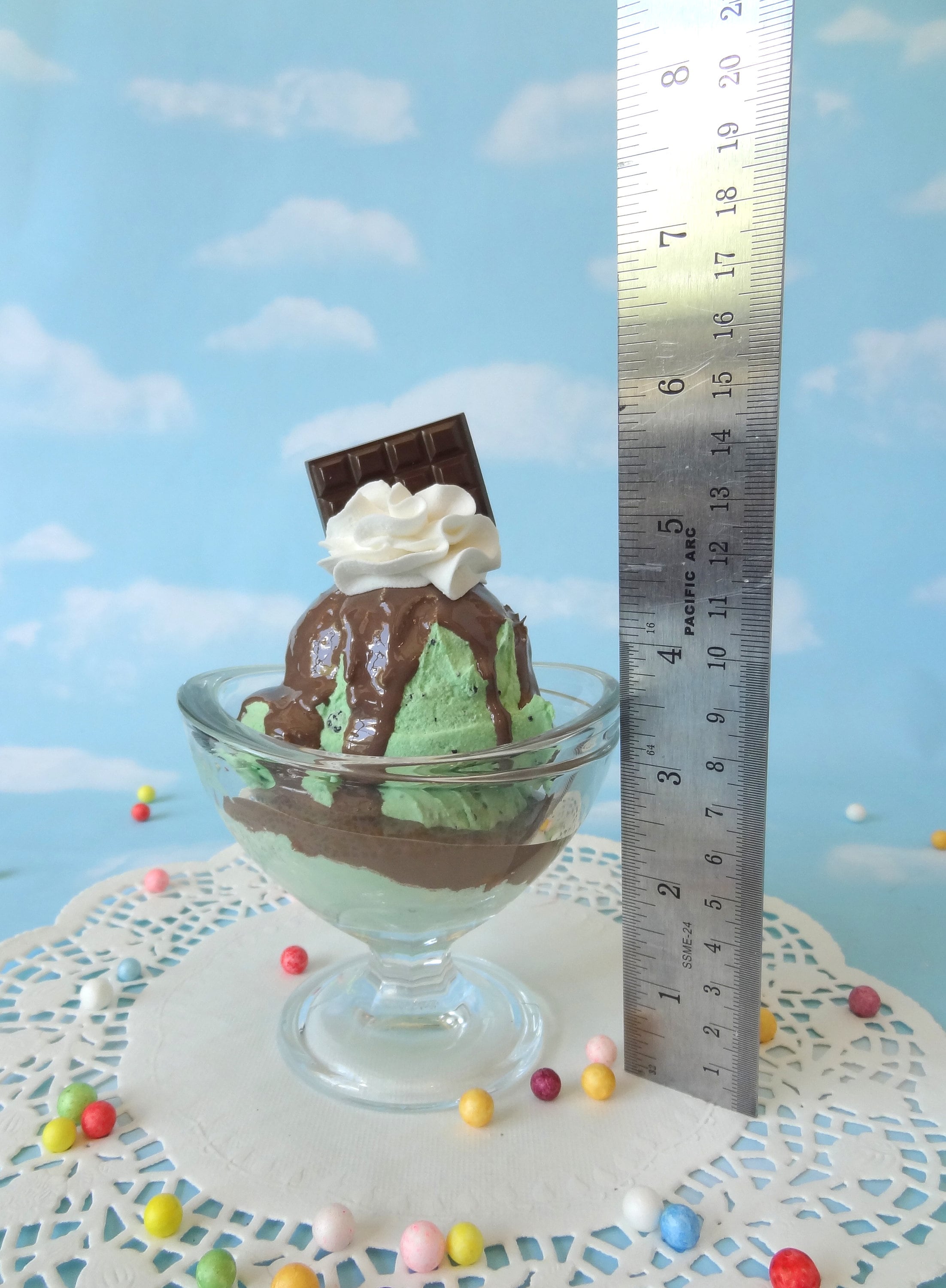 偽アイスクリームサンデー 大きなミントチップとチョコレート