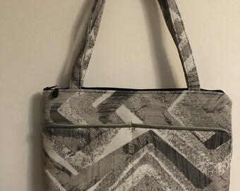 Medium purse, gray/silver/white,