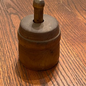 Primitive antique treen butter print/stamp — beaver — 3.5” round