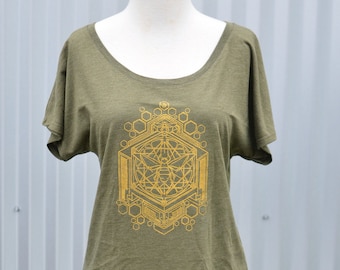 Goldener Honigbiene U-Ausschnitt Dolman - Frauen Honigbiene Shirt - Frauen Festival Shirt - Heilige Geometrie Honigbiene Dolman - Bienenwabe T-Shirt