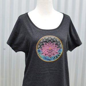 Lotus Flower U-Ausschnitt Dolman - Damen Seerosen Shirt - Damen Festival Shirt - Heilige Geometrie Dolman Shirt - Samen des Lebens T-Shirt