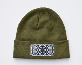 Gorro Flor de la Vida – Gorro plateado con parche de cuero y geometría sagrada