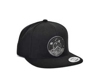 Gorra Snapback con Parche Espacial de Dinosaurio Plateado – Gorra para Festivales de Aventura