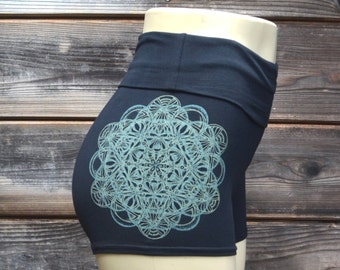 Short taille haute mandala phosphorescent géométrique sacrée phosphorescente - Vêtements Sacred Geometry - Shorts de festival à revers roulé - Short de yoga pour femme