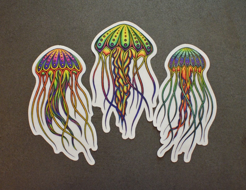 K&ouml;nnte beinhalten: Drei bunte Quallen-Aufkleber mit filigranen Designs. Die Quallen sind schwarz umrandet und haben eine Vielzahl von Farben, darunter Gr&uuml;n, Blau, Gelb und Lila.