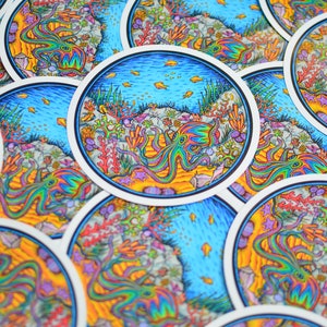 Puede incluir: Primer plano de varias pegatinas redondas de colores con un pulpo en un entorno de arrecife de coral. El pulpo est&aacute; dibujado en un esquema de colores arco&iacute;ris vibrante con un fondo azul, verde y amarillo. Las pegatinas son perfectas para a&ntilde;adir un toque de fantas&iacute;a a los port&aacute;tiles, las botellas de agua o los diarios.