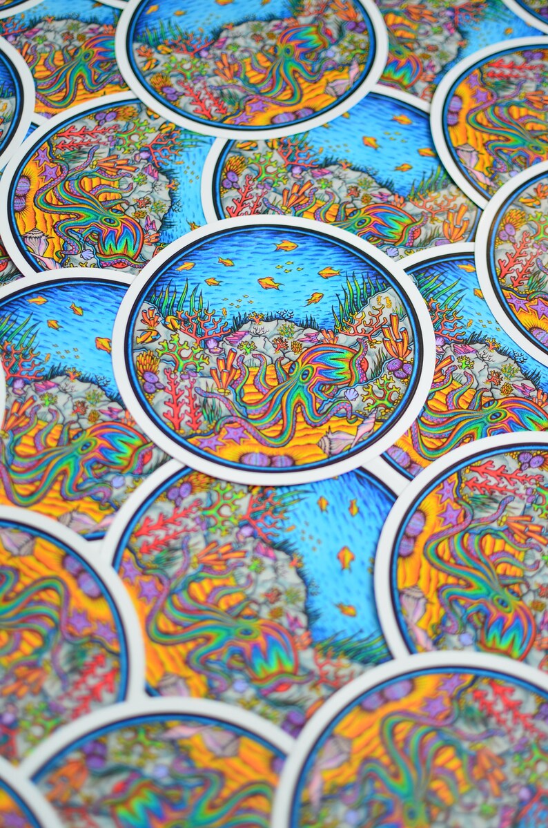 Puede incluir: Primer plano de varias pegatinas redondas de colores con un pulpo en un entorno de arrecife de coral. El pulpo est&aacute; dibujado en un esquema de colores arco&iacute;ris vibrante con un fondo azul, verde y amarillo. Las pegatinas son perfectas para a&ntilde;adir un toque de fantas&iacute;a a los port&aacute;tiles, las botellas de agua o los diarios.