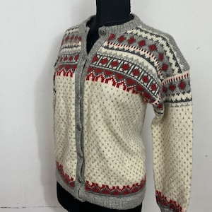 A stunning cusp 1940s / 1950s handknit Norwegian cardigan