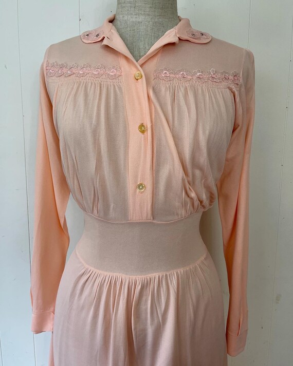 1940s xL/XXL peach long sleeve diamonte collar ra… - image 7