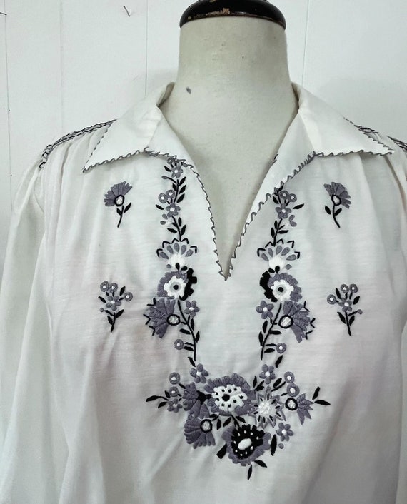 1970s L Hungarian hand embroidered blouse monochr… - image 2