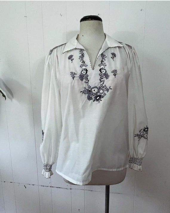 1970s L Hungarian hand embroidered blouse monochr… - image 1