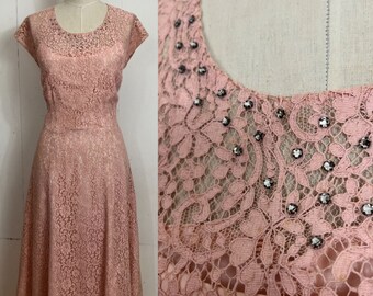 Vestido de encaje rosa con tachuelas de diamantes de imitación de los años 40