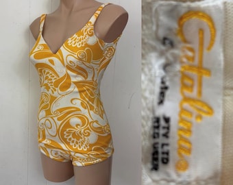 Traje de baño Catalina de los años 60 con estampado de remolinos amarillos y blancos.