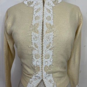 Ein cremefarbener Seiden-Cardigan aus den 1950er Jahren mit Blattmotiven, die in das Design integriert sind