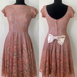 1950er Jahre pink-rosttürkises Spitzenkleid mit Schleife hinten