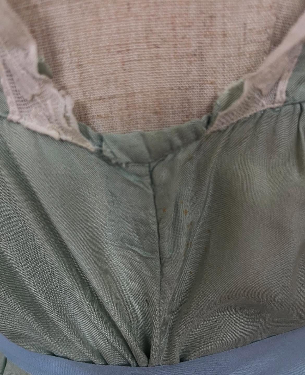 1920 年代のミントグリーンのシルクとレースのガウンドレス ナイト