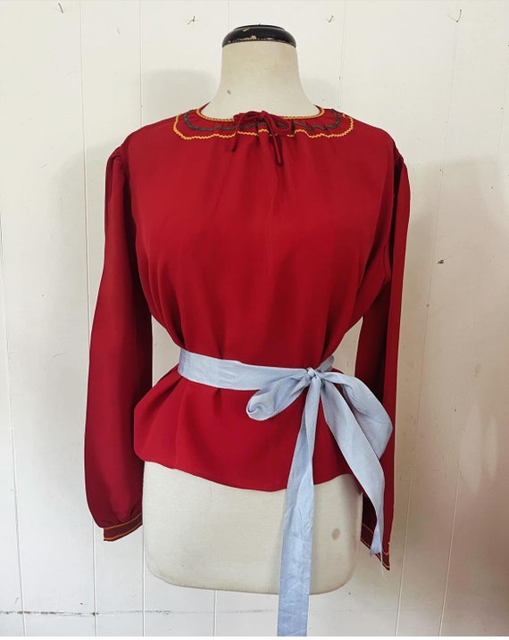 Voluptuous XXL XXxl 1940s brick red rayon blouse - image 2