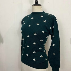 French 80s green embroidered peekaboo sweater
