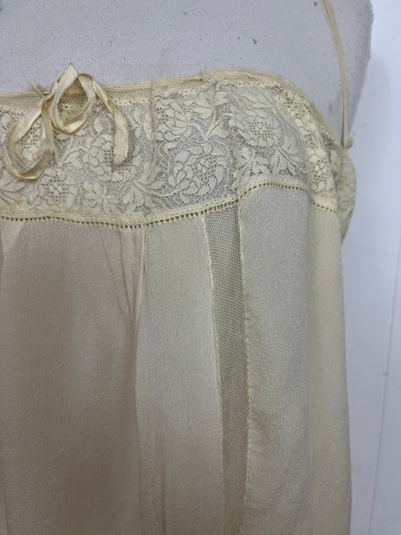 1920s Yellow Paper Silk With Fine Fine Silk Chantilly Lace & Silk