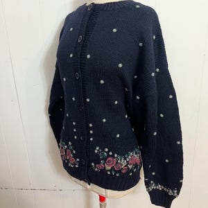 1980年代のボリュームたっぷりのオーバーサイズ手編みグラブローズ手刺繍ウールカーディガン