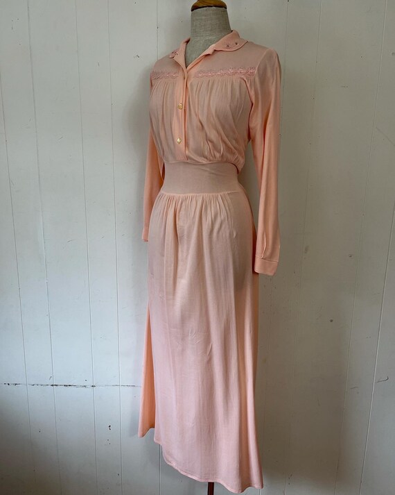 1940s xL/XXL peach long sleeve diamonte collar ra… - image 3