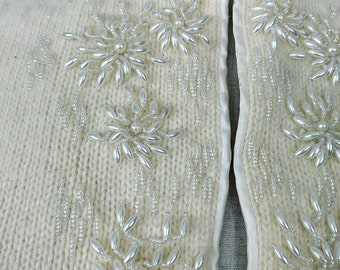 Un cardigan des années 1960 fait main en angora crème riche / laine d'agneau