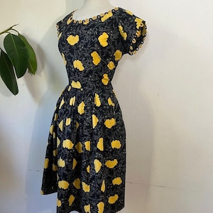1950s L 30” waist artisanal rose print dress with pockets