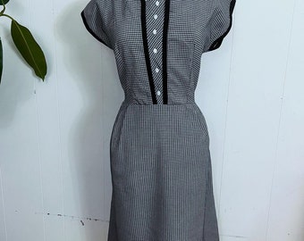 L / XL 1960s gingham shirtwaist daydress with oval buttons 32 / 33” waist