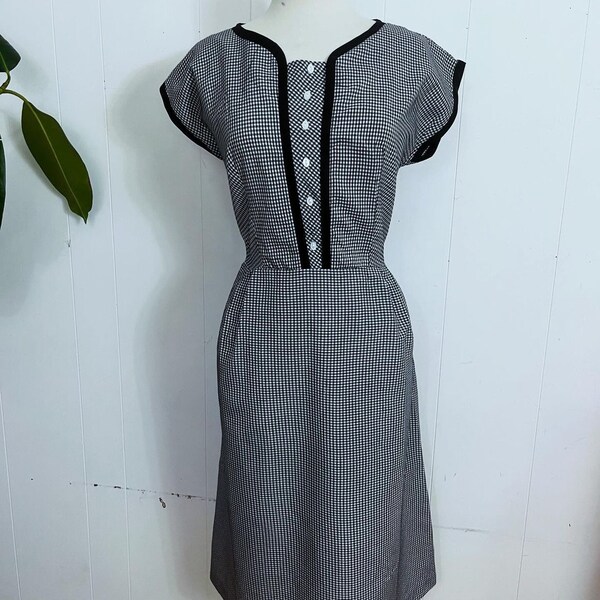 L / XL 1960s gingham shirtwaist daydress with oval buttons 32 / 33” waist