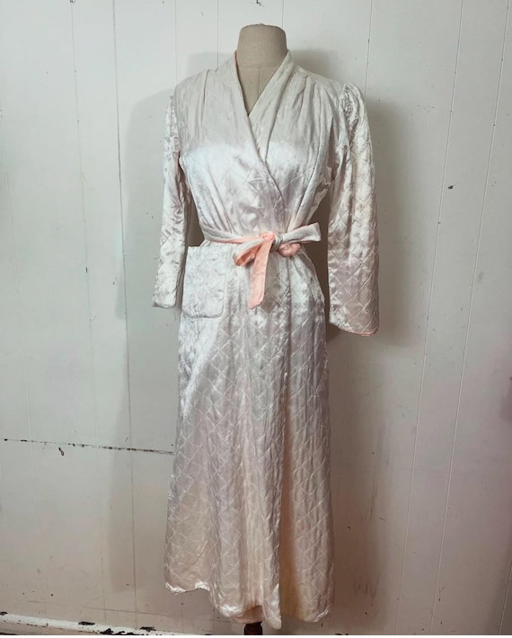 1930s Palest Pink Satin Quilted Dressing Gown Robe Wrap Coat 1930s Palest Pink Satin Quilted Dressing Gown Robe Wrap Coat