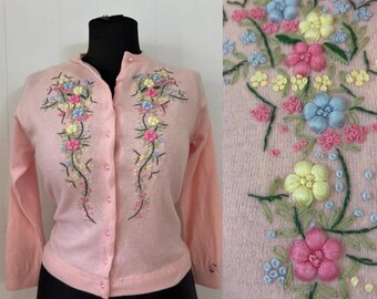 Rosa handbroderad 3D-blommig angorakofta från 1950-talet