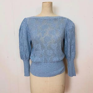 1980er bis 1950er Jahre leichte, hellblaue Strickbluse mit Puffärmeln