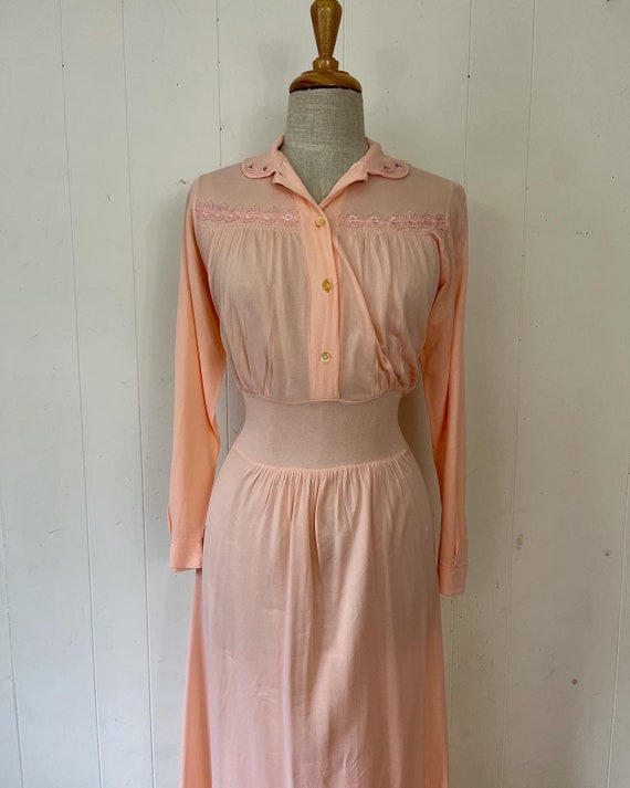 1940s xL/XXL peach long sleeve diamonte collar ra… - image 4