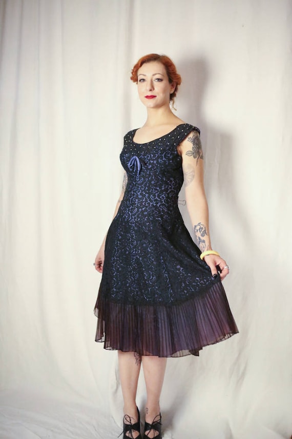 Sexy 40s fitted black lace cocktail frock with dia