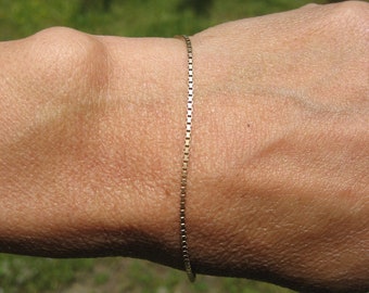 Vintage Thin Delicate Solid 14K Italian Box Chain Bracelet. 1mm x 7"