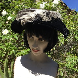 50&#39;s Ostrich Feather Portrait Hat. Black Velvet. New Look Cartwheel, Saucer.