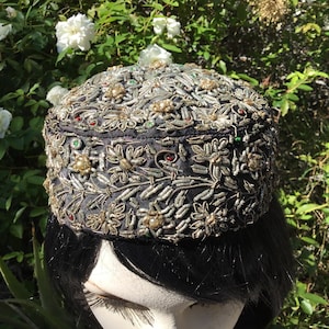 Chapeau de boîte à pilules brodé de lingots fleuris des années 50.