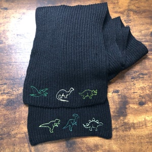 恐竜の刺繍入りスカーフ、大人用黒冬用スカーフ、かわいいカワイイ美学