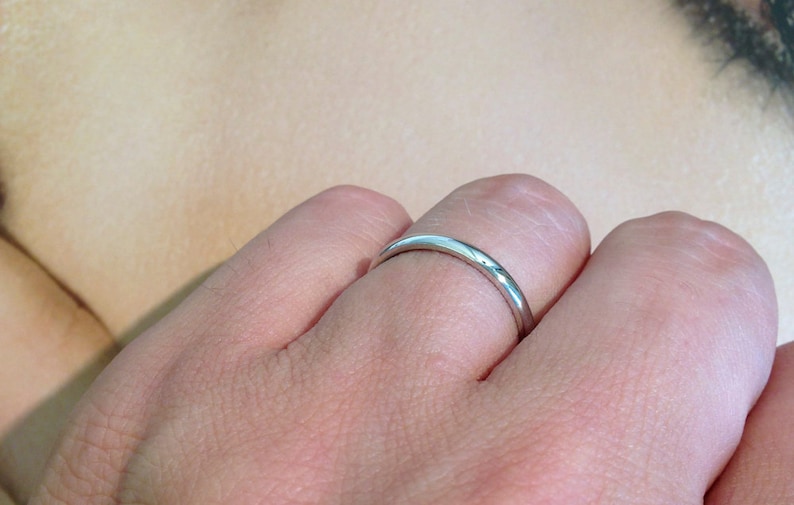 Comfort Fit Court Shape | PLAIN Domed Ladies Handmade Slim /& Simple Wedding Ring 2.6g 2mm 18ct White Gold Band