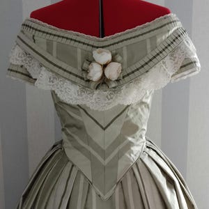 Réplica de vestido de gala de seda de principios de la década de 1840