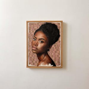 Peut inclure: Portrait encadré d'une femme à la peau foncée et aux cheveux noirs coiffés en chignon. La peinture a une palette de couleurs chaudes, avec un fond à motifs roses et dorés. La femme regarde le spectateur.