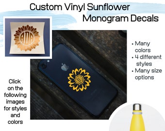 Puede incluir: Calcomanías personalizadas de vinilo con monograma de girasol en varios colores y estilos. Las calcomanías presentan un girasol con un monograma en el centro. La imagen muestra ejemplos de las calcomanías en una funda de teléfono, una botella de agua y un fondo blanco.