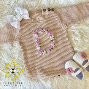 Suéter de una pieza personalizado bordado a mano, suéter de bebé con inicial personalizada, suéter de niño bordado a mano, suéter con inicial floral bordada