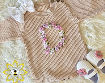 Una pieza personalizada bordada a mano, suéter de bebé inicial personalizado, suéter de niño bordado a mano, jersey inicial floral bordado