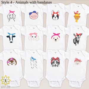 Pu&ograve; includere: Body per bambini bianchi con illustrazioni di animali con bandane. I disegni includono un cane, un maiale, una mucca, un barboncino, un orso, una capra, un riccio, un cavallo, un gatto e un lama. Il testo "JAZZY BEE BOUTIQUE" &egrave; in basso.