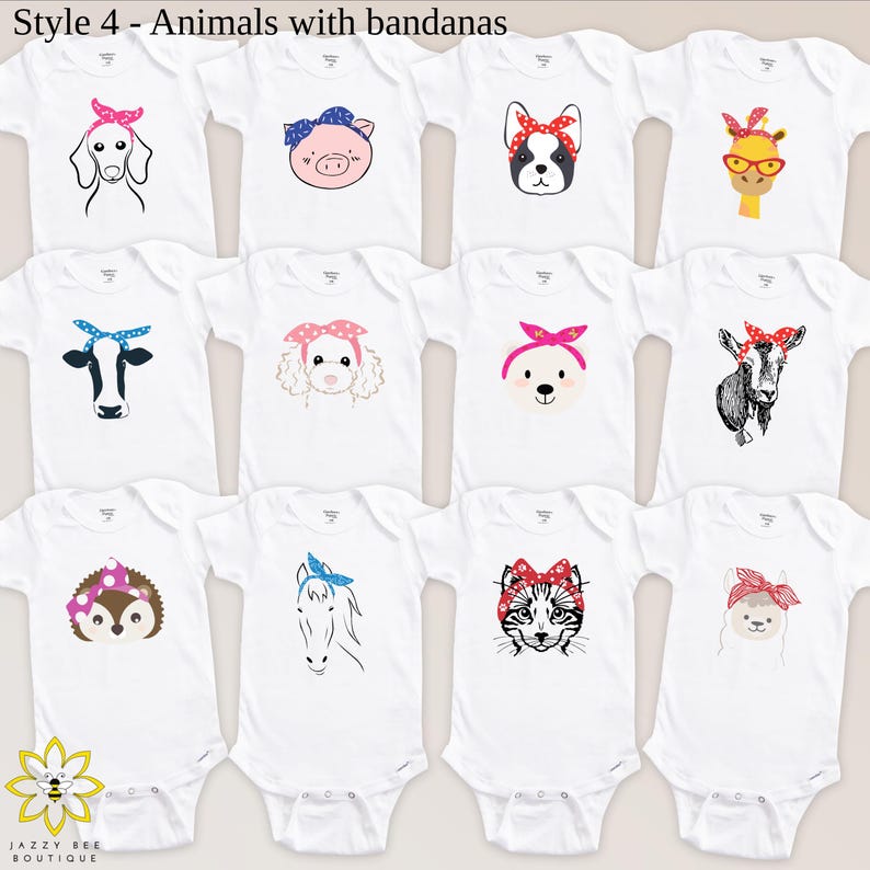 Pu&ograve; includere: Body per bambini bianchi con illustrazioni di animali con bandane. I disegni includono un cane, un maiale, una mucca, un barboncino, un orso, una capra, un riccio, un cavallo, un gatto e un lama. Il testo "JAZZY BEE BOUTIQUE" &egrave; in basso.