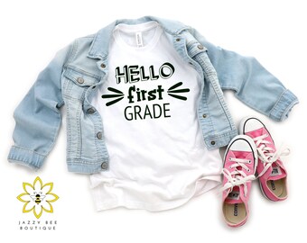 Maglietta Hello First Grade, Maglietta per il ritorno a scuola per bambini, Maglietta per la prima elementare, Maglietta per il ritorno a scuola, Maglietta unisex, Stile scolastico, Prima elementare