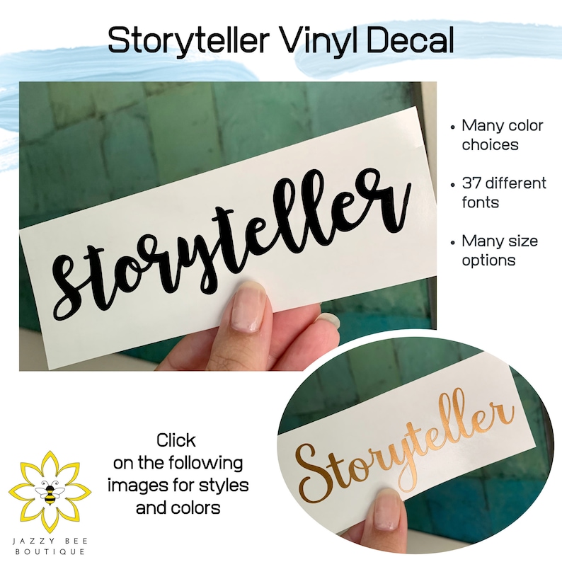 Pode incluir: Duas imagens de um adesivo de vinil com a palavra "Storyteller" em uma fonte cursiva. A primeira imagem mostra o adesivo em preto sobre um fundo branco. A segunda imagem mostra o adesivo em dourado sobre um fundo branco. O texto "Clique nas imagens a seguir para ver os estilos e as cores" tamb&eacute;m &eacute; vis&iacute;vel na imagem.