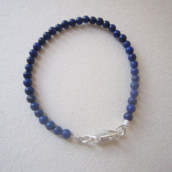 Bracelet bébé bleu. Bracelet bébé lapis lazuli pierres précieuses. Bracelet souvenir pour bébé. Bracelet pour tout-petit. Cadeau pour bébé.