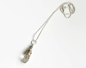 Collar de plata de ley con cristales Swarovski Briolette y colgante envuelto en alambre.